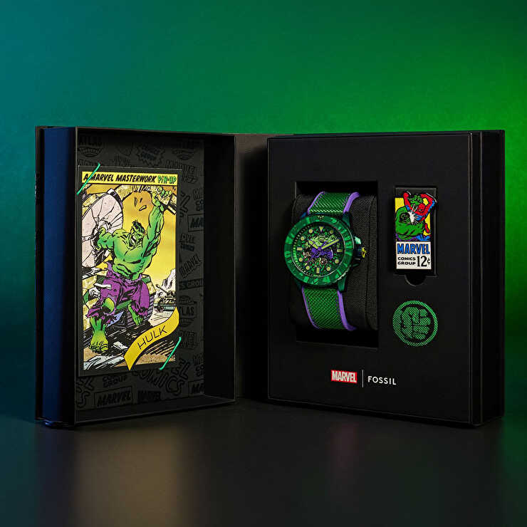 Fossil FLE1246SET Marvel x Fossil Limited-Edition Incredible Hulk Erkek Kol Saati ve Yaka İğnesi Seti